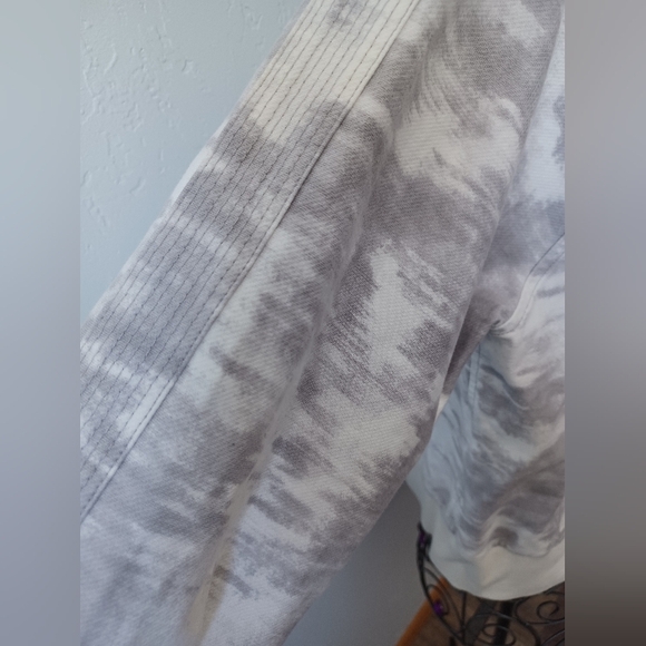 Athleta Cream and Gray Patterned Sweatshirt - Picture 9 of 9